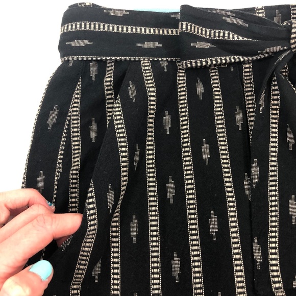 NWT Old Navy Black Circle Skirt WITH POCKETS - Picture 2 of 4